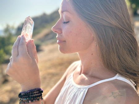 Cranio Sacral Praktikerin Daniela Riepl mit einem Kristall