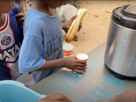 meninos talibé aguardando por café da manhã 