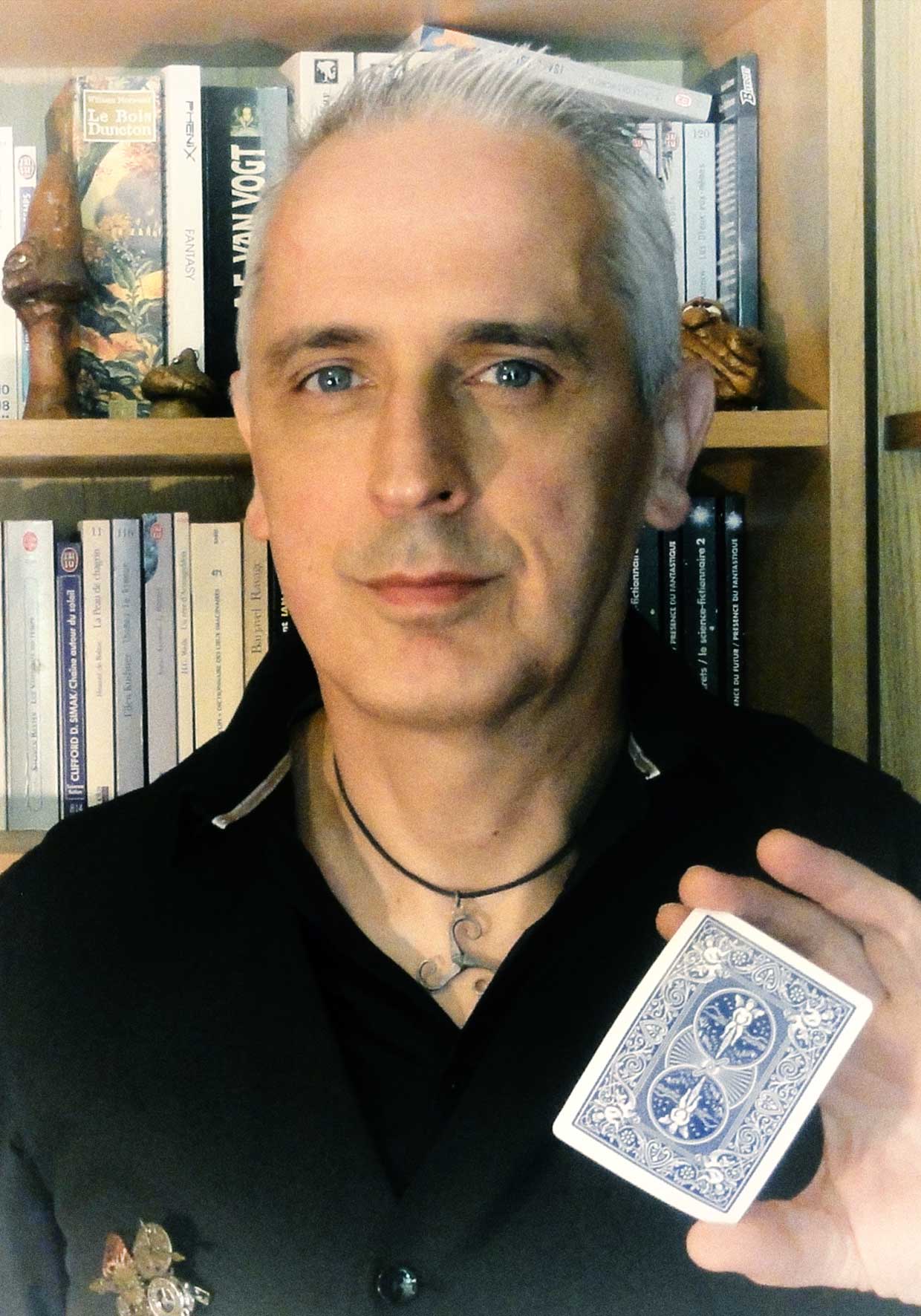 Arzhel, magicien et mentaliste à Nantes, spécialisé en magie moderne et mentalisme