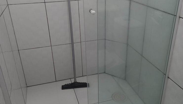 Apartamento em pousada no Guarujá, com piscina, churrasqueira, quarto confortável e cozinha americana, localizado no Balneário Praia do Perequê, próximo à Praia de Pernambuco.