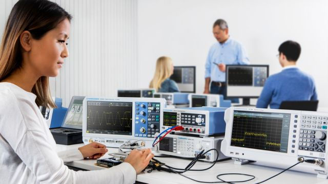 Thumbnail: R&S®FPC-COM1 Spectrum Analyzer in a Full Setup