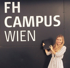 Magdalena Szoldatics-Raffalt mit Diätologie-Diplom vor Schild von FH Campus Wien