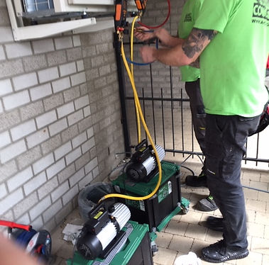 Airco-Concurrent-daikin-stylish-airco-installatie-buitenunit-vacumeren.JPG