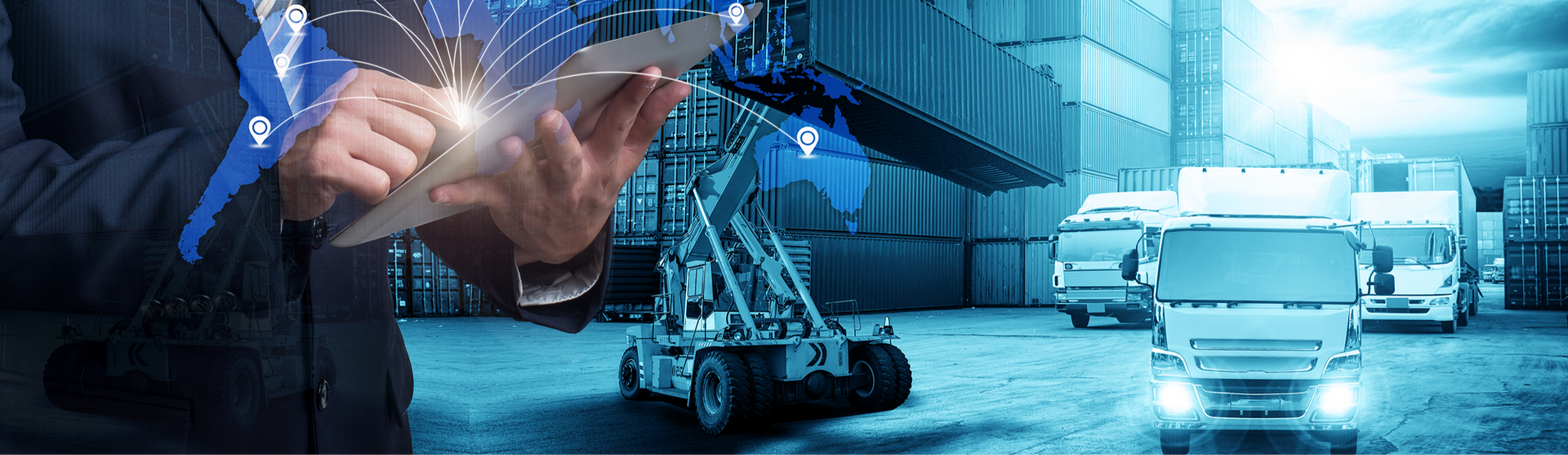 איש עסקים משתמש בטאבלט, ניהול גלובלי של הובלה, משאיות, מכולות.