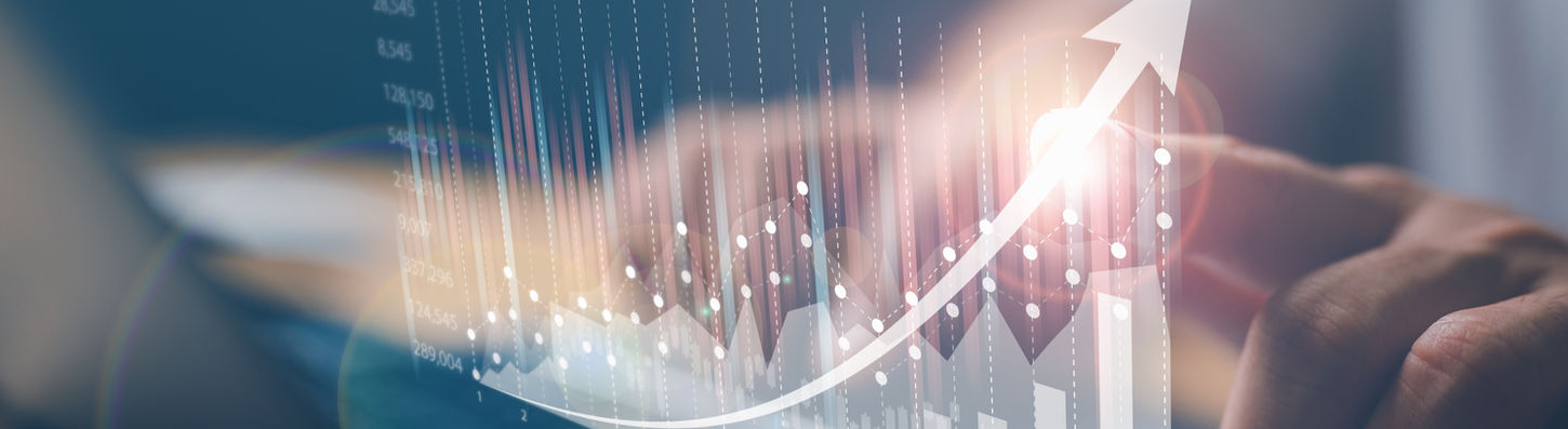 גרף עולה עם חץ, אדם מצביע לעבר הצמיחה הפיננסית, מימון, הצלחה עסקית.