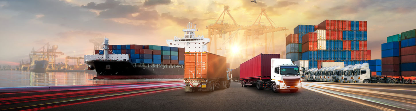 ספינת מטען, משאיות וקונטיינרים. לוגיסטיקה מאפשרת הובלה של סחורות ברחבי העולם בהצלחה.