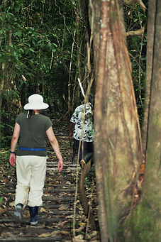 2004 Dorfwandung durch Amazonas.JPG