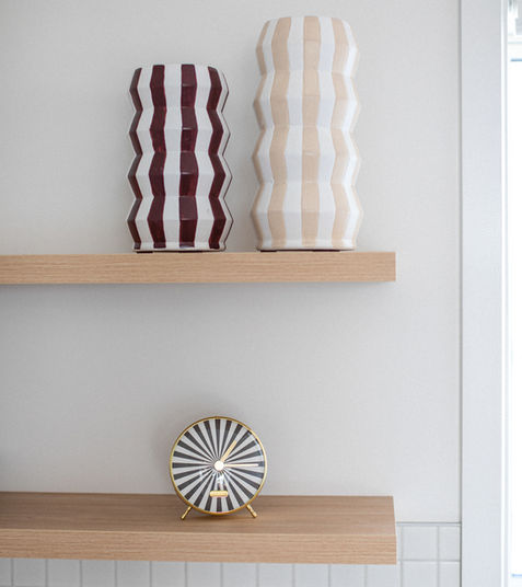 The Sea Breeze Motel room image with a vase decoration