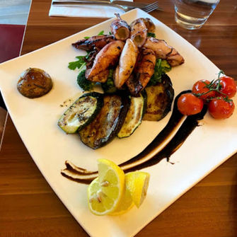 Calamari vom Grill auf mediterranem Gemüse