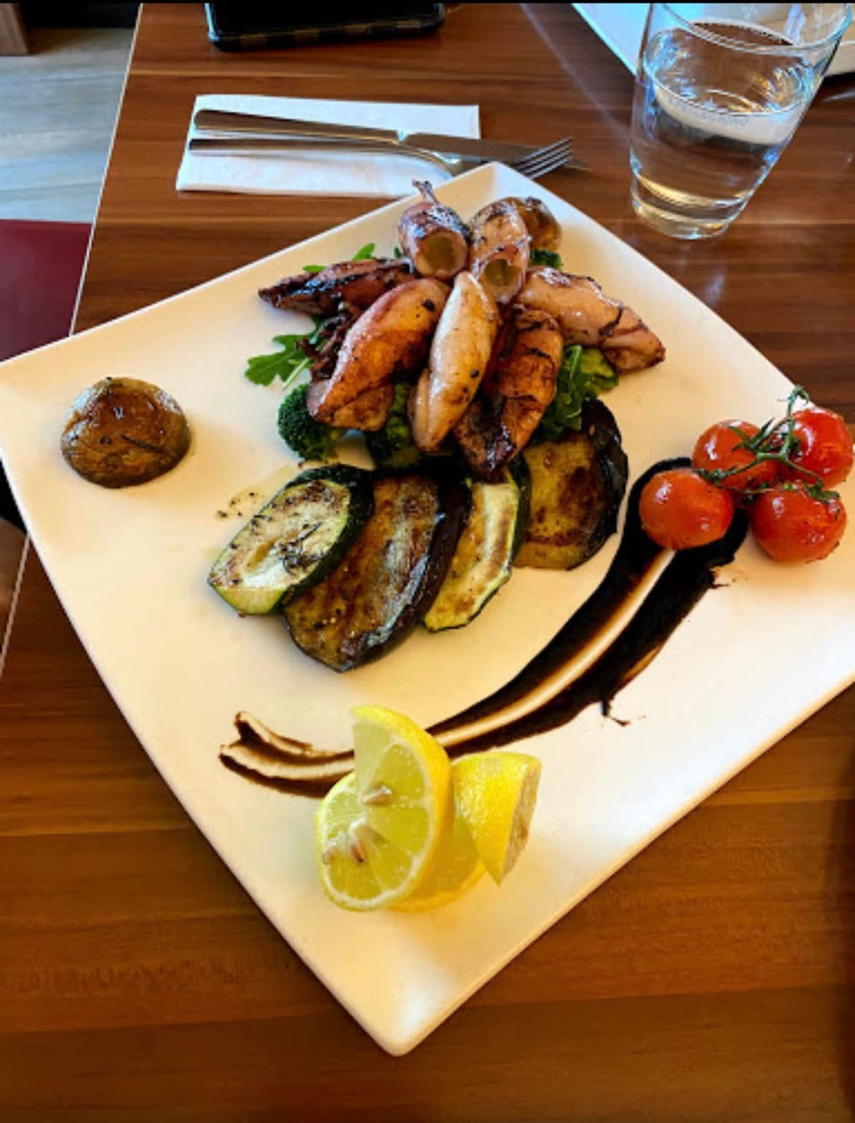 Calamari Vom Grill auf mediterranem Gemüse