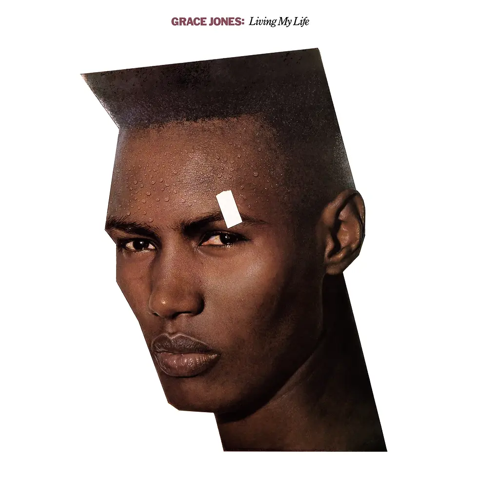 Capa do álbum Living My Life (1982), de Grace Jones, com arte de Jean-Paul Goude: recorte angular do rosto dela sobre fundo branco, cabelo flat-top, gotas de suor na testa e uma fita branca acima da sobrancelha. A imagem estampada na regata que Dr. Henrique de Sá usou em 2016.