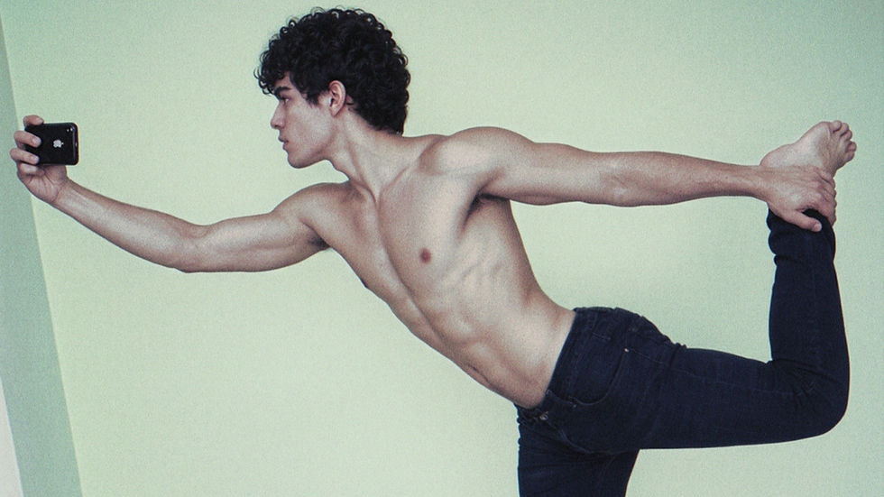 Dr. Henrique de Sá aos 15 anos, em novembro de 2009, recriando a pose de arabesco de Grace Jones fotografada por Jean-Paul Goude em 1978: celular no braço estendido, pé preso atrás pela outra mão, sem camisa e de jeans, parede verde ao fundo. Hoje médico que atende adultos com suspeita de autismo.