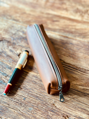 Braunes schmales Ledermäppchen