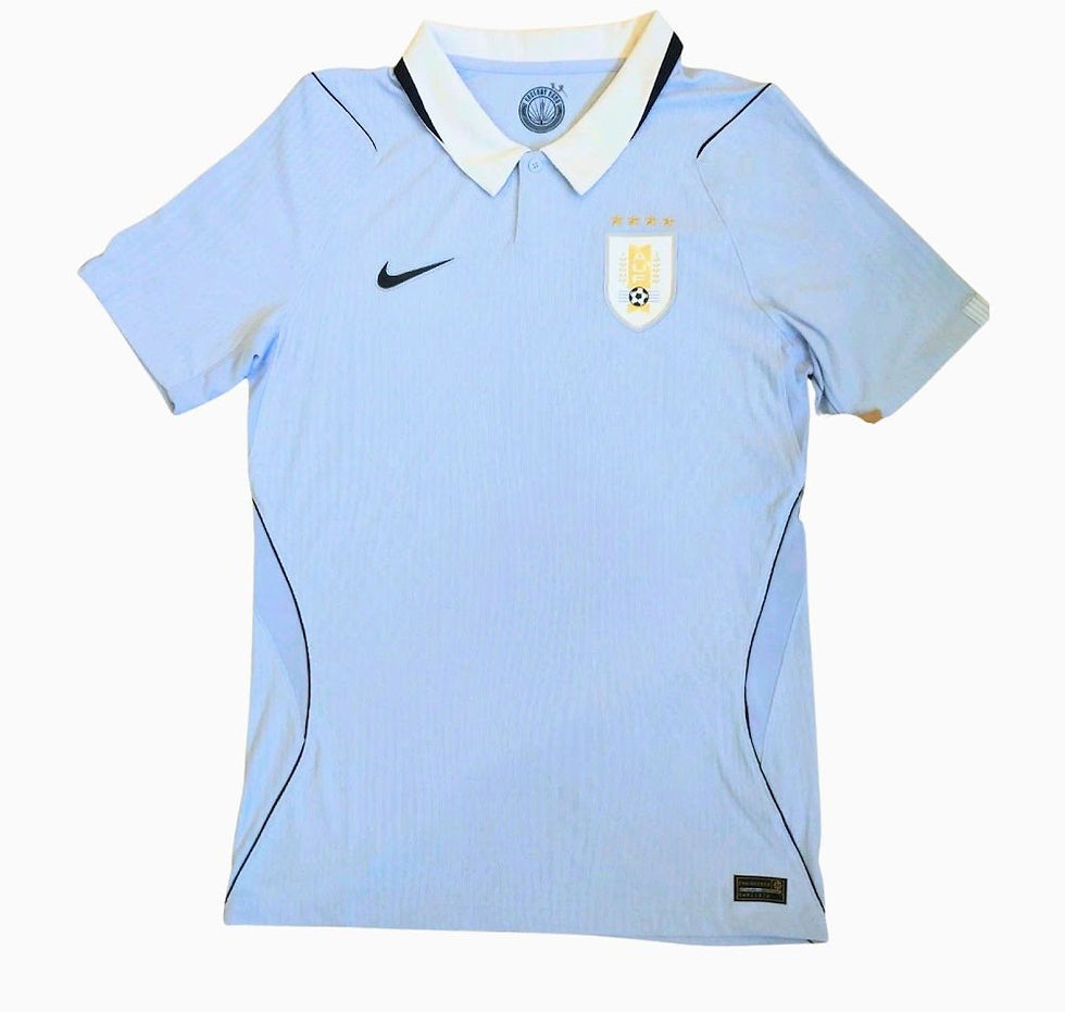Maillot de football bleu clair avec col blanc, logo Nike et écusson avec des étoiles dorées. Fond blanc minimaliste.