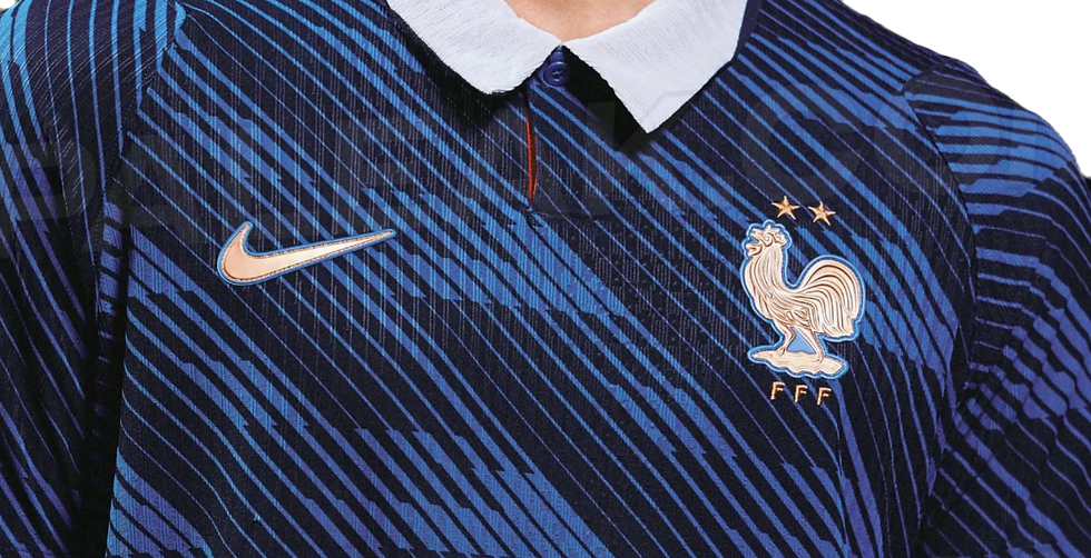 Maillot bleu à rayures avec logo Nike et coq FFF brodé, deux étoiles dorées. Col blanc, ambiance sportive.