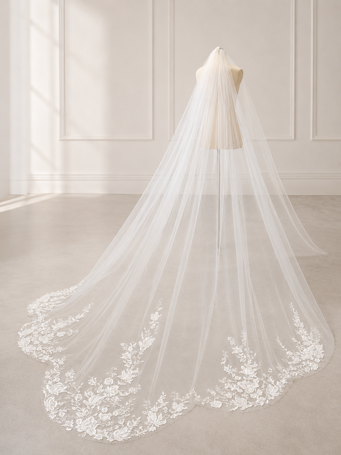 Clover-shaped Cathedral Bridal Veil with Delicate Romantic Lace