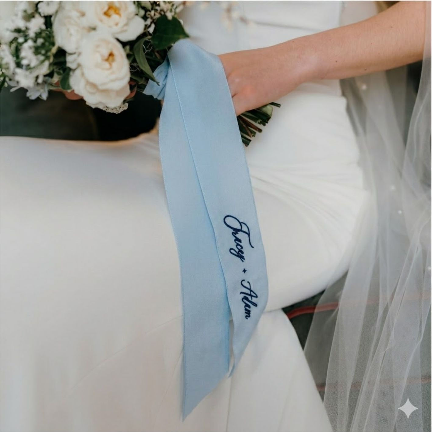Bruidsboeket fluwelen lint Something Blue met borduring