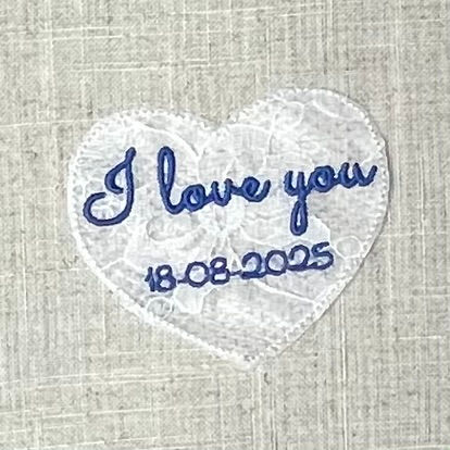 Thumbnail: Huwelijkslabel in een das met tekst en datum geborduurd