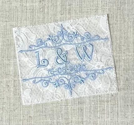 Huwelijkskleed label met initialen en datum geborduurd