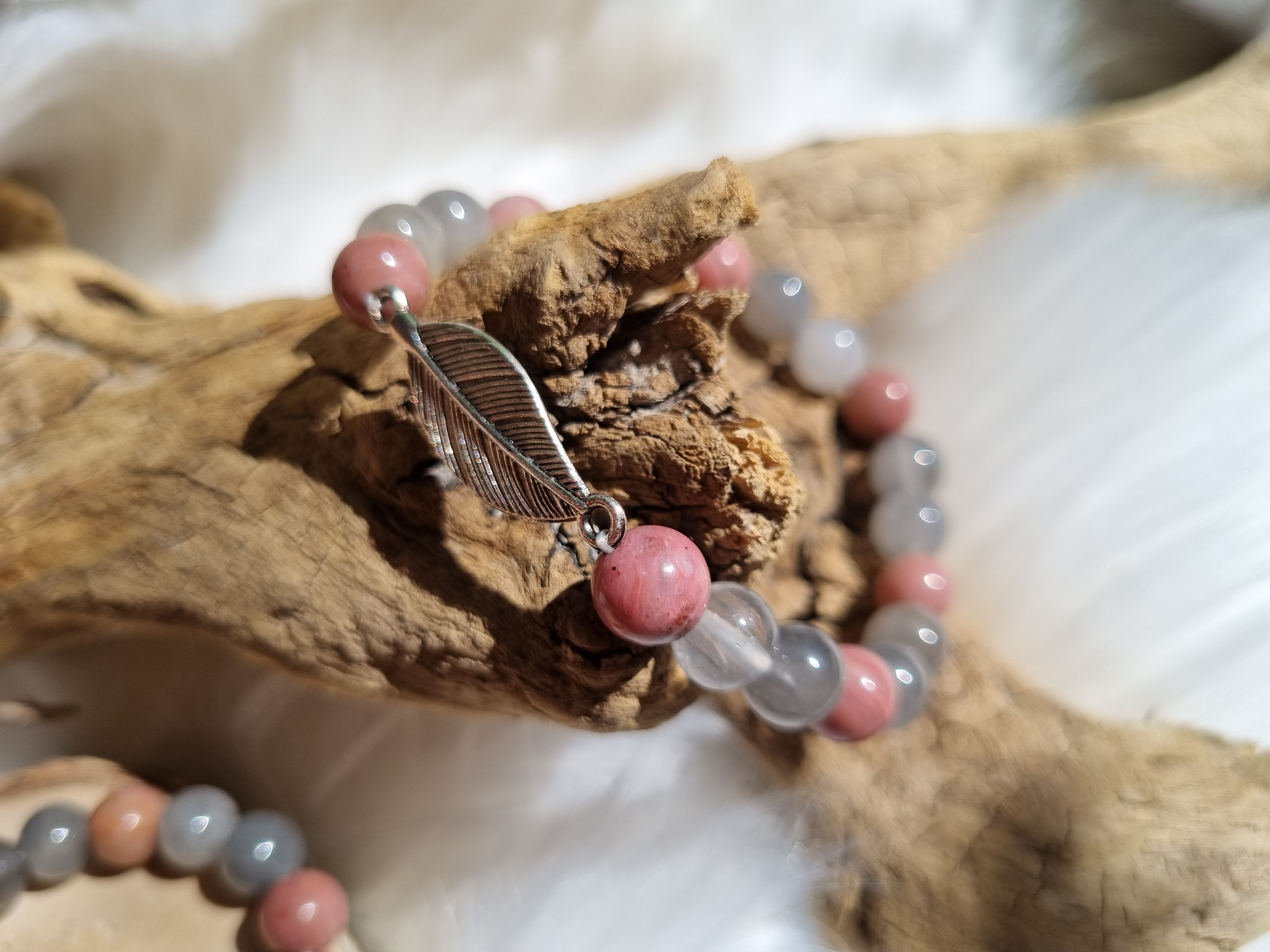 Mala/Armband Rhodonit/ grauer Quarz mit Feder