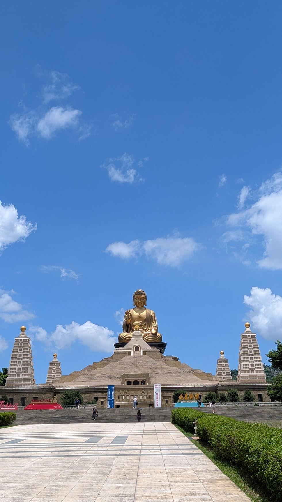 A Quiet Morning at Fo Guang Shan: My Visit to Kaohsiung’s Buddhist Monastery
