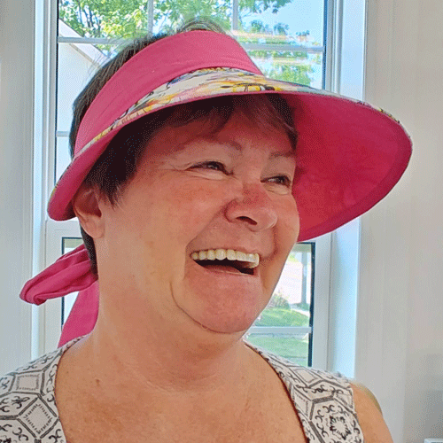Sandy lovin' her gorgeous bow-tied visor hat