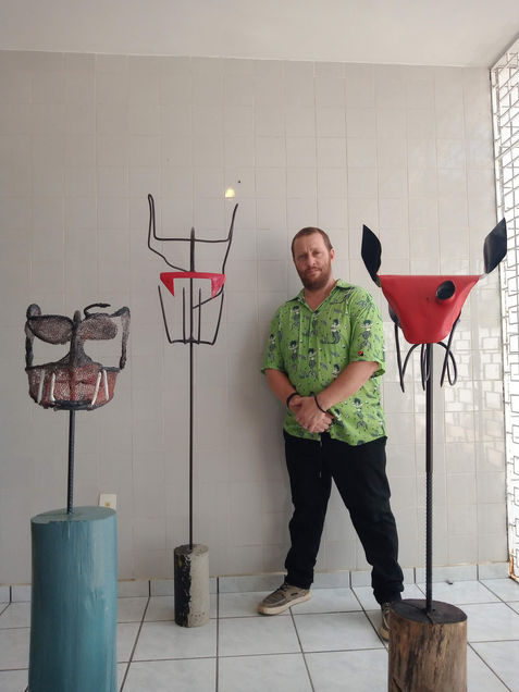 Revista F: Artesão cria ateliê em casa para expor sua arte