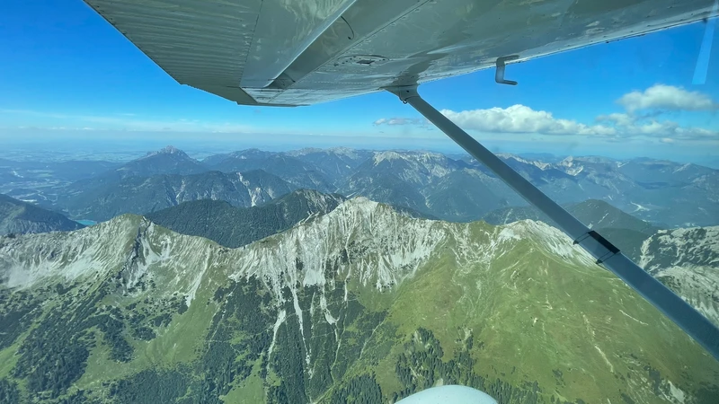 Flugzeug in anspruchsvollem Flugwetter. 