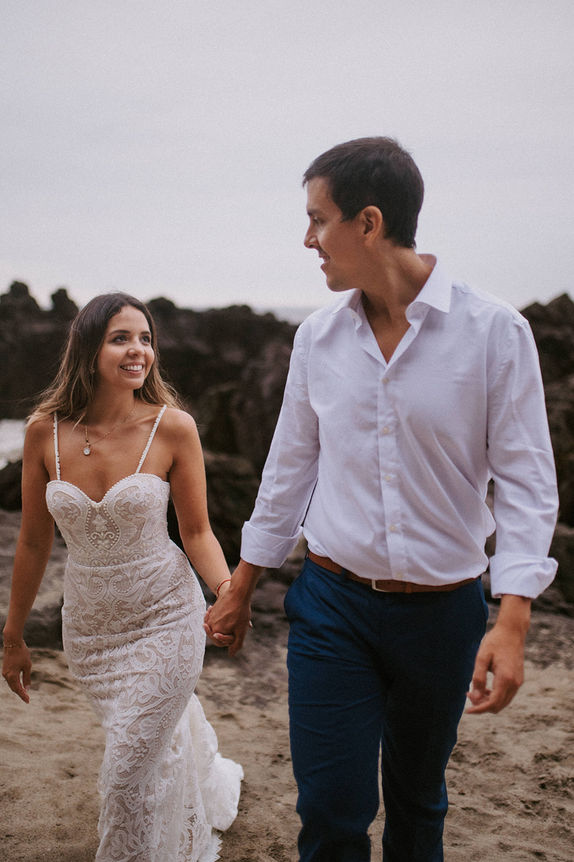 caminando en la playa casados