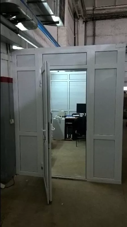 Кабінет із металопластику у виробничому приміщенні
