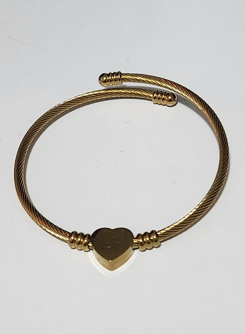 Pulseira de aço torcido,  coração dourado 