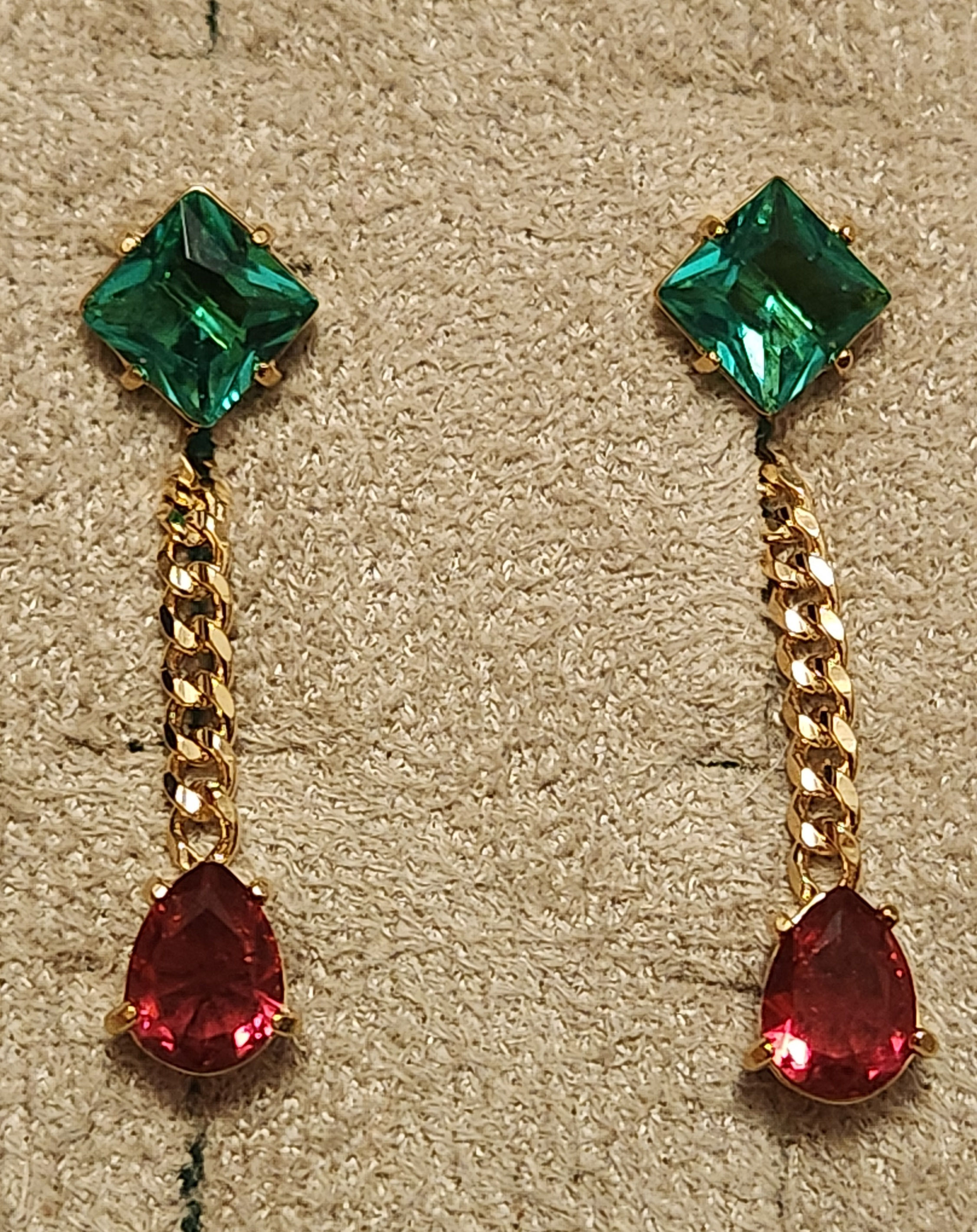 Brinco longo verde e vermelho