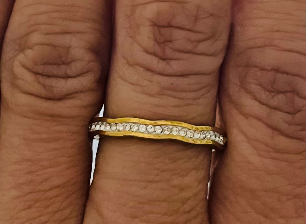 Anel ranhuras laterais, fileira mini zircônias, aço dourado (tam 17)