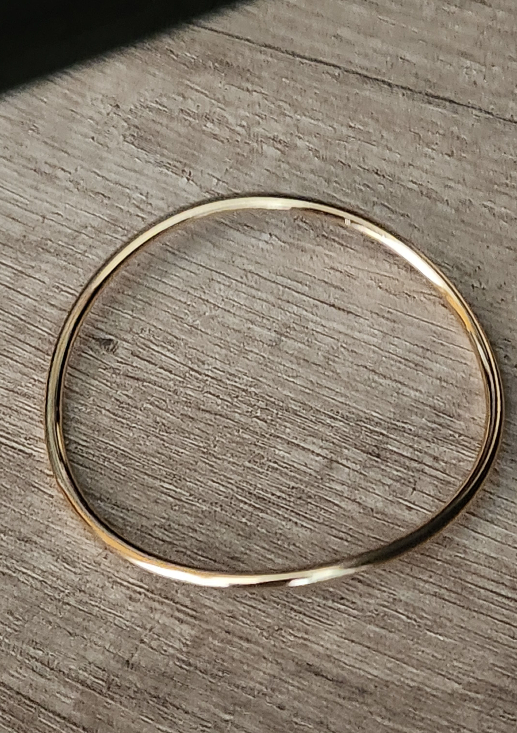 Bracelete liso ondulado dourado