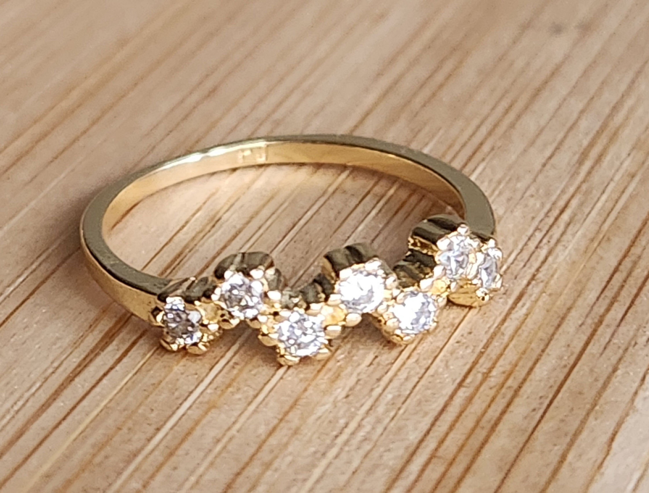 Anel zig-zag 7 zircônias,  banho ouro