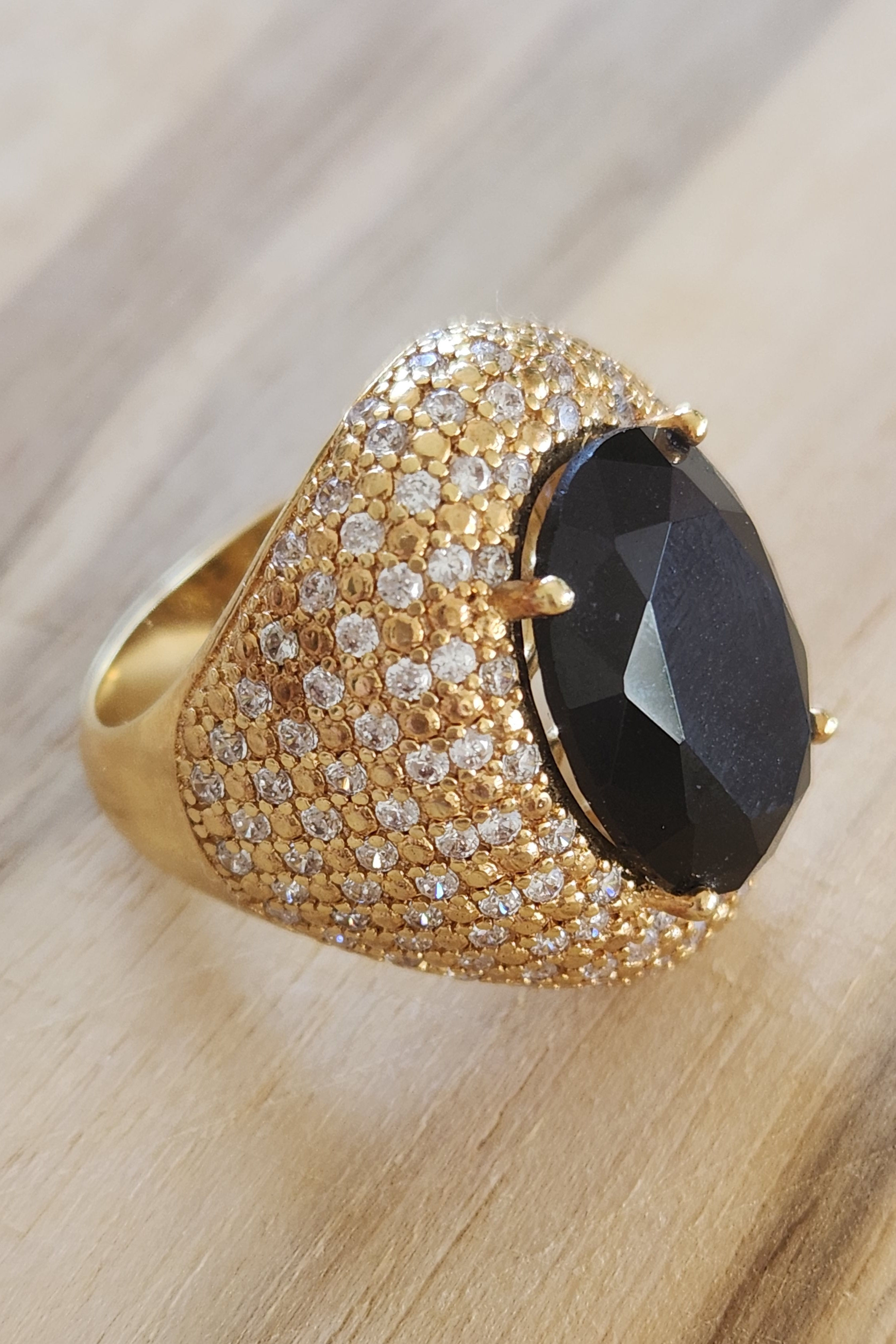 Maxi anel formato  oval, pedra preta