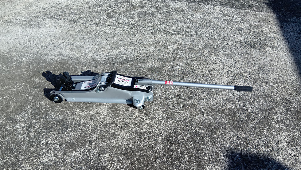 頂いたガレージジャッキ。くるくると回す車載ジャッキより効率的です。