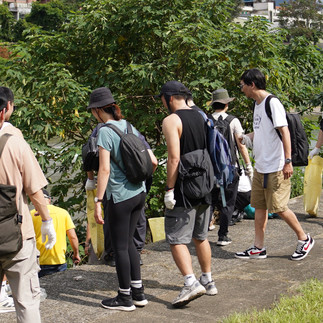 神坊資訊團隊成員認真淨溪的過程
