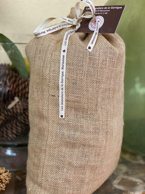 Conditionnement de l’amande en coque pour la vente.