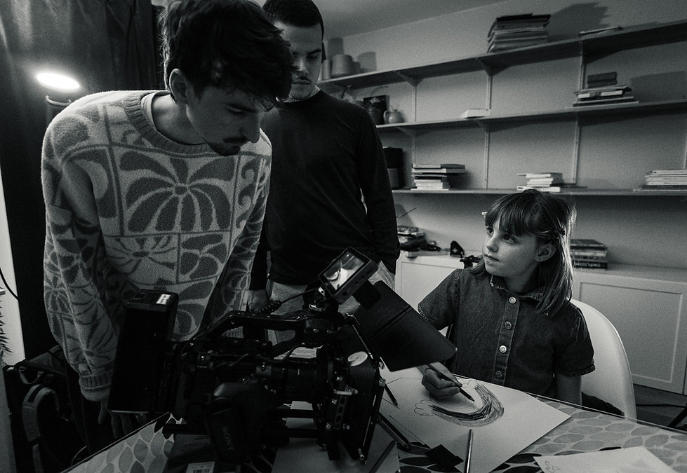 Un tournage de film avec une jeune actrice et le réalisateur