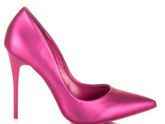 Pares de zapatos básicos que no deben faltar en tu closet