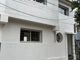 Se Arrienda amplia y cómoda Casa de 2 Pisos Santiago Centro, sector sur, recientemente remodelada.