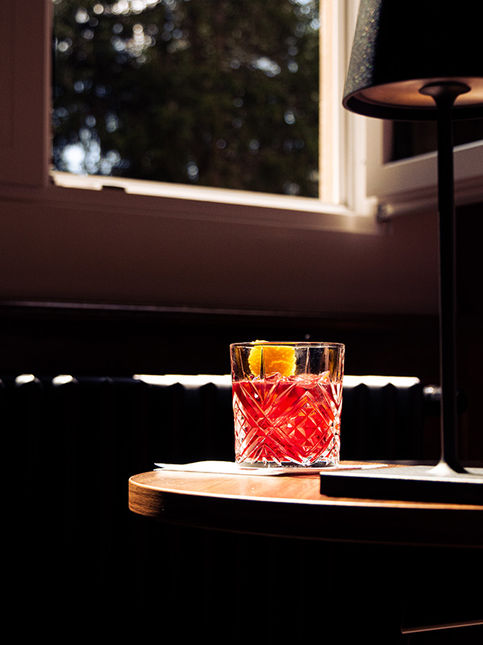 Roter Drink auf einem Tisch in der VIC'S BAR 