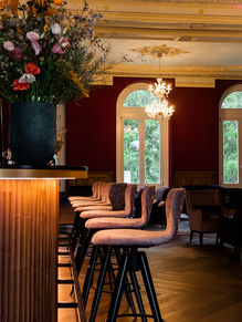 Hochstühle an der Theke der VIC'S BAR