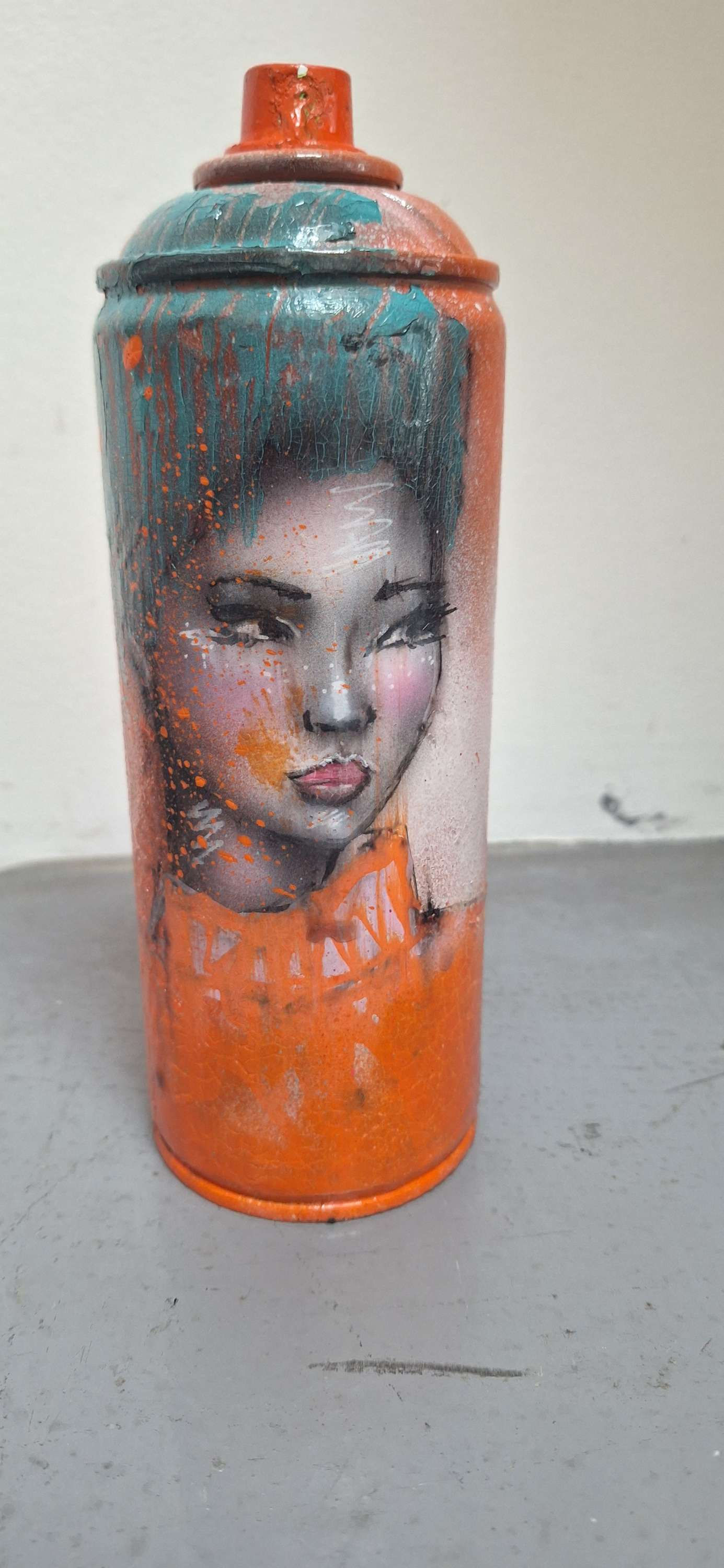 Dessin unique sur bombe aérosol peinte et vernie