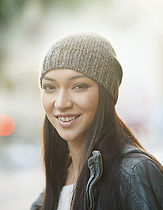 Jonge Vrouw met Beanie