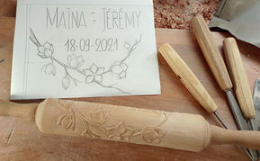 Rouleau à pâtisserie en bois sculpté du nom des mariés et accompagné d'un motif floral