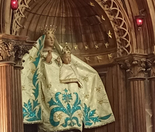 la vierge et l'enfant sculptés dans un bois de fruitier dans la cathédrale de Chartres