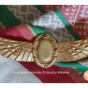 Photographie de scarabée sculpté pour servir de jeton premier joueur dans un jeu de société. Réalisation sculptée par Mélanie Haudry à Chartres