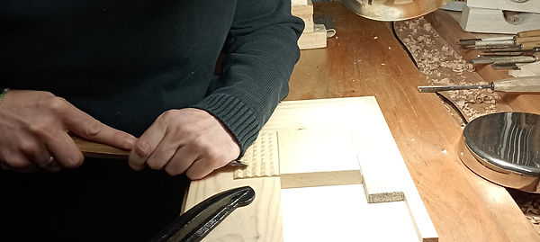 un homme qui sculpte du bois